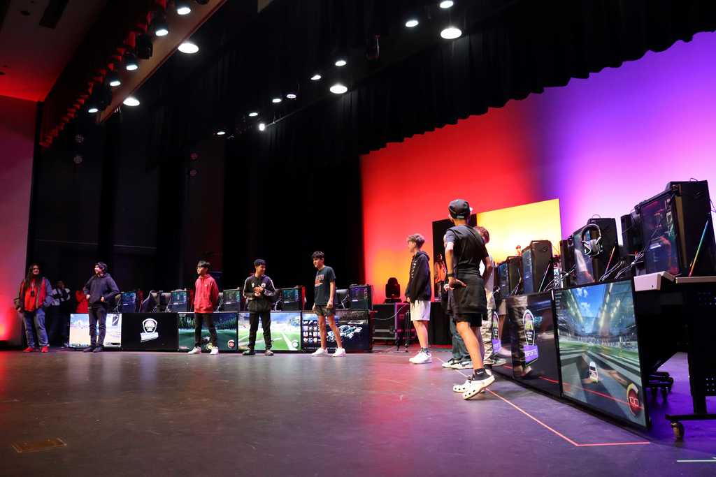 It’s an exciting day at Organ Mountain High School as students compete in the first-ever LCPS esports Showcase. The tournament kicked off this morning with team matches for Rocket League and continues with League of Legends. Thank you to First New Mexico Bank of Las Cruces for sponsoring this wonderful event. Shout out to NMSU for collaborating with LCPS today. 