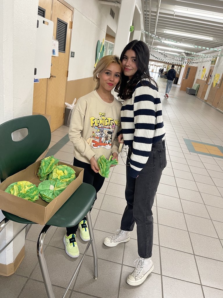 Got 💚💛?? Mayfield students sure do!! Thank you to all the students who are helping us set up for the Roadrunner Rally: Lovin’ Leadership🩷 student conference tomorrow!