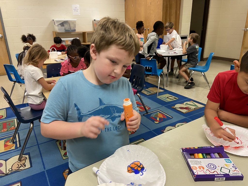 Oliver decorating his cupcake.