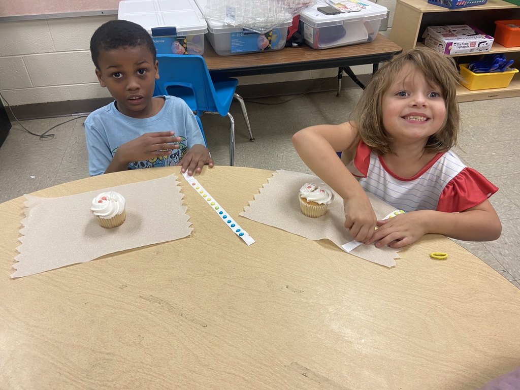 2 students decorating their cupcake