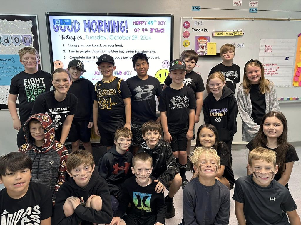 Red Ribbon Week Day 2: Grade Color Battle