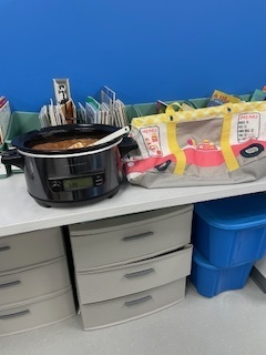 Food truck comes to Mrs. Sohns’ first grade classroom! On the menu is…… homemade applesauce! Yum!