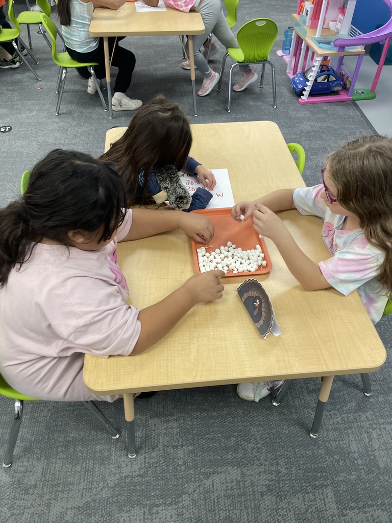 On Friday, Mrs. Floersch’s kindergarteners and Ms. Eischens’ second graders teamed up for another Buddy Day! This visit included building cages for Turkey Tom, reading Turkey in Disguise, and of course enjoying a sweet treat! It was such a wonderful experience watching our little engineers hard at work and having fun together! 🦃💛