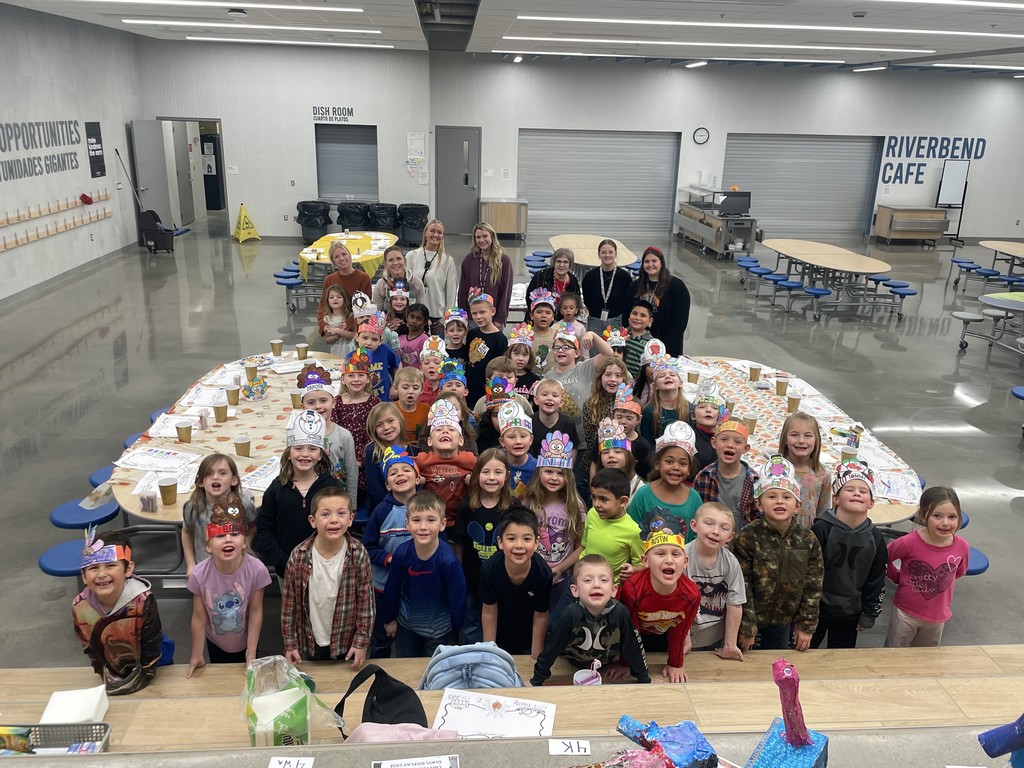 1st Grade celebrated with centers, 3D turkeys, and of course, pumpkin and apple pie, and made balloon characters for the Thanksgiving Day parade!!