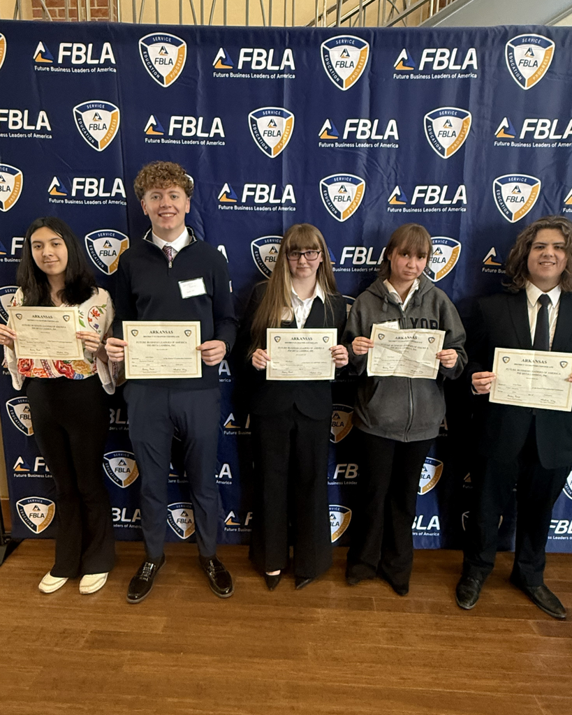 Violet (3rd place Business Communication), Lennard (2nd place Personal Finance), Audrey (4th place HR Management), Katie (2nd place Insurance & Risk Management), Isaak (2nd place Cybersecurity)