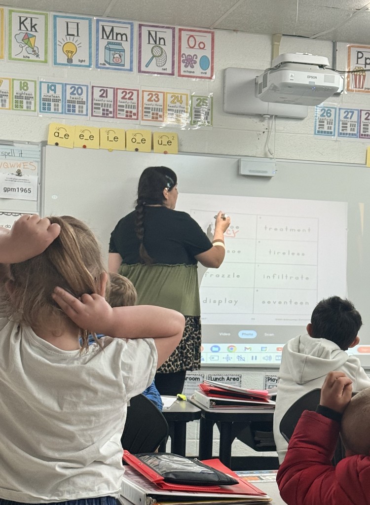 Mrs. Grinder's First Grade Class practiced their syllabication skills today!  This skill is essential for improving decoding, reading fluency, and spelling, as it helps students identify vowel patterns and apply phonics rules to pronounce words accurately. 
