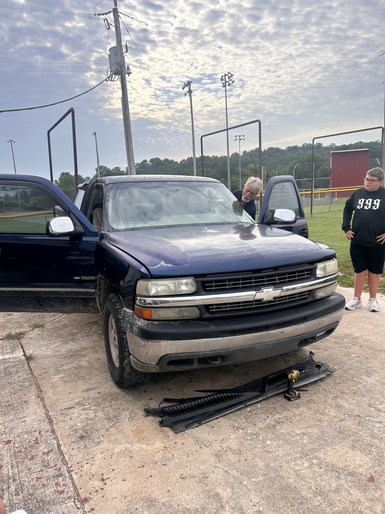 Thank you Bill with Midwest AutoGlass for demonstrating how to change out a windshield for Mr. Rice’s classes!