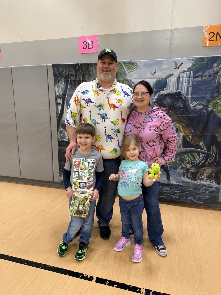 The whole family in the 🦖 theme