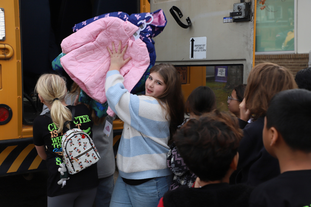Deep River Student Council Dropping off donations at HAVEN of Lee County.