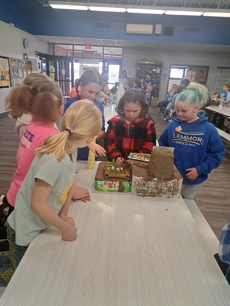 5th Grade showcasing their Native American projects