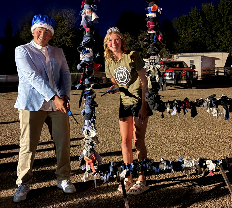 King & Queen lighting the "L:"