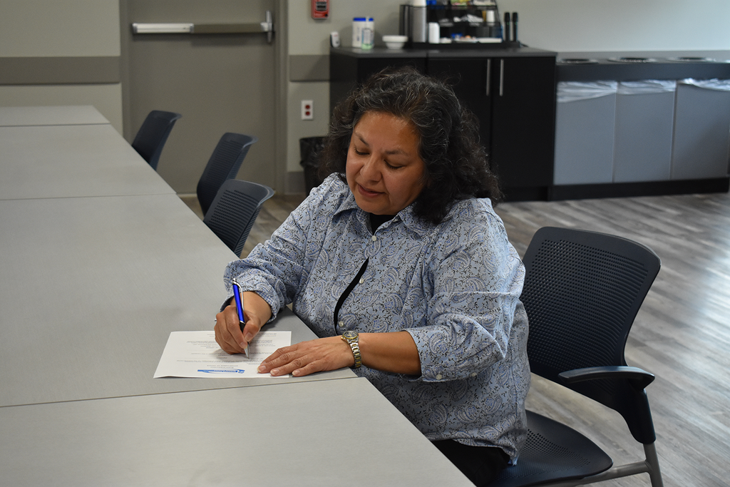 Carrie Dillon signing her acceptance of office form