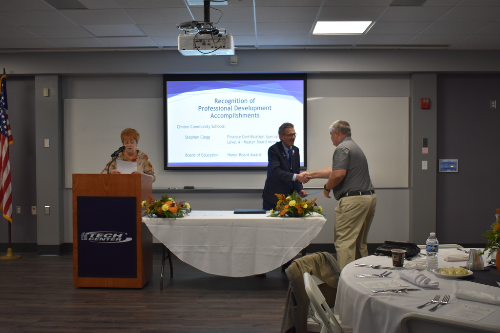 Stephen Clegg receiving his award from Dale Wingerd 