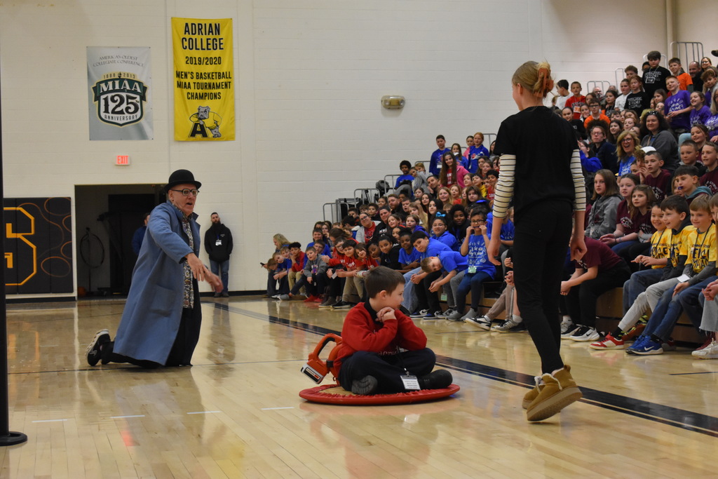 A science show in action with an audience and two participants