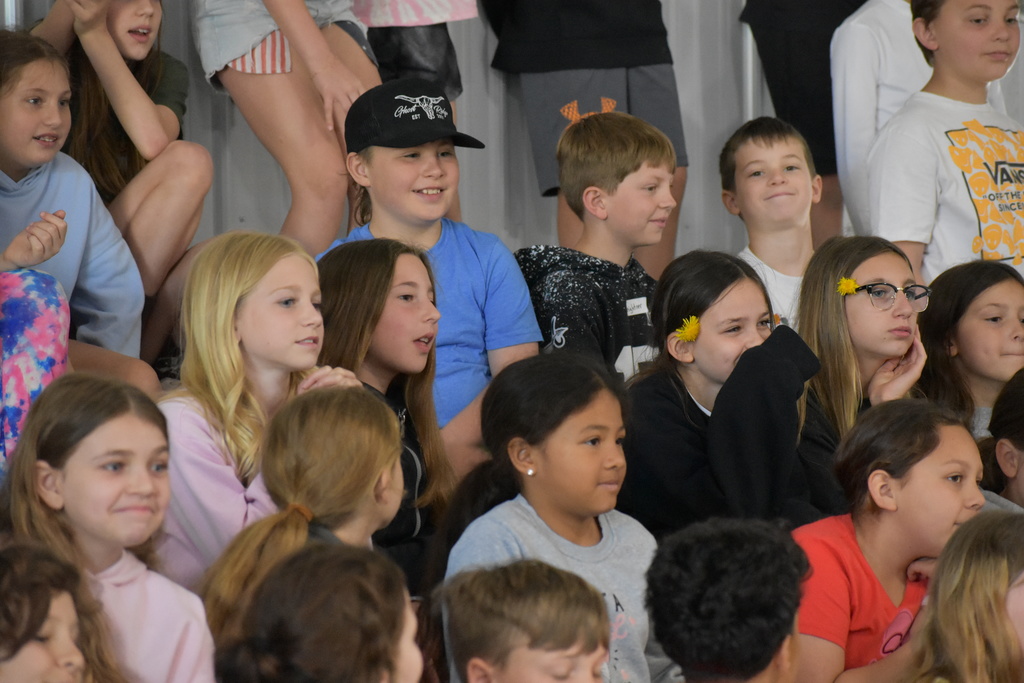 A crowd of students listening in