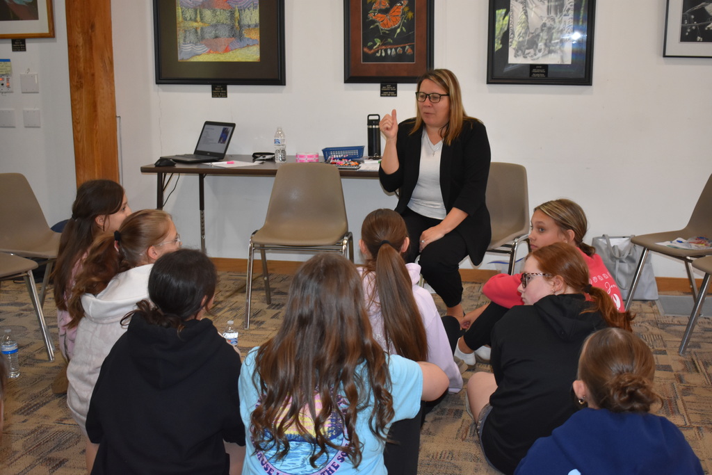 Melissa Loftis speaking to a group of students