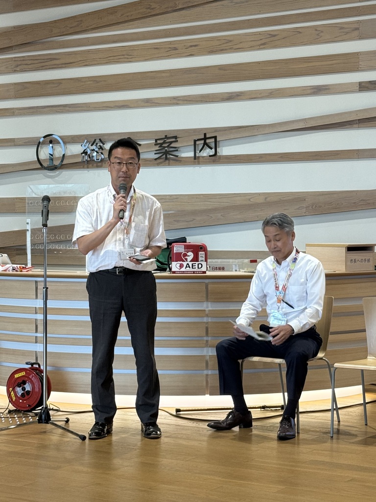 The mayor and superintendent from Japan welcoming the students