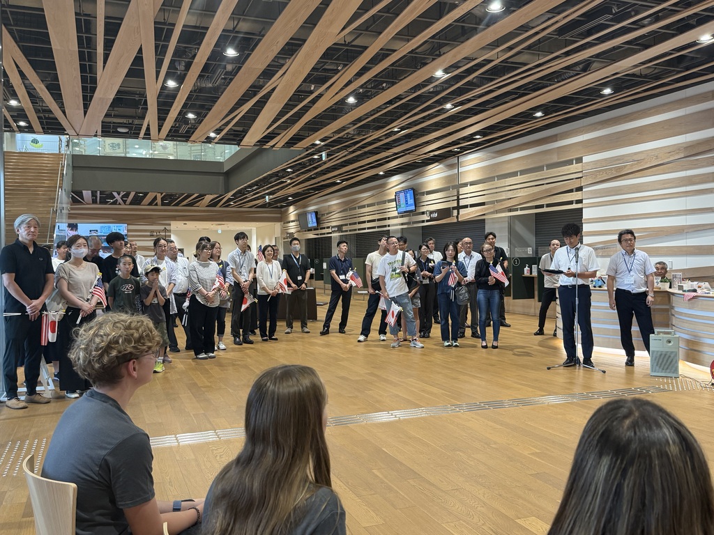 The students being welcomed by a crowd from Japan