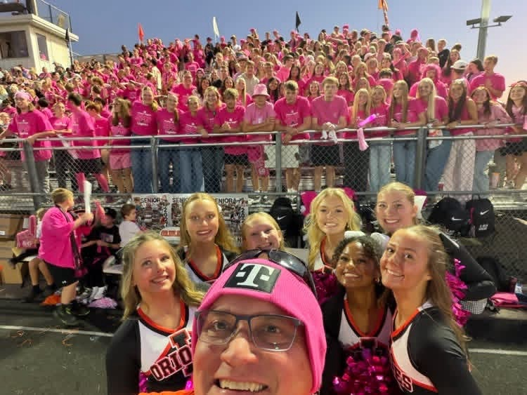Lennox is painting the town MAGENTA! Our community is showing up BIG for T-Mobile’s Friday Night 5G Lights! Let’s keep the momentum going! @TMobile @LennoxJuniorHighandHighSchool #FN5GL #Entry #PaintTheTownMagenta #LennoxOrioles #LennoxPride