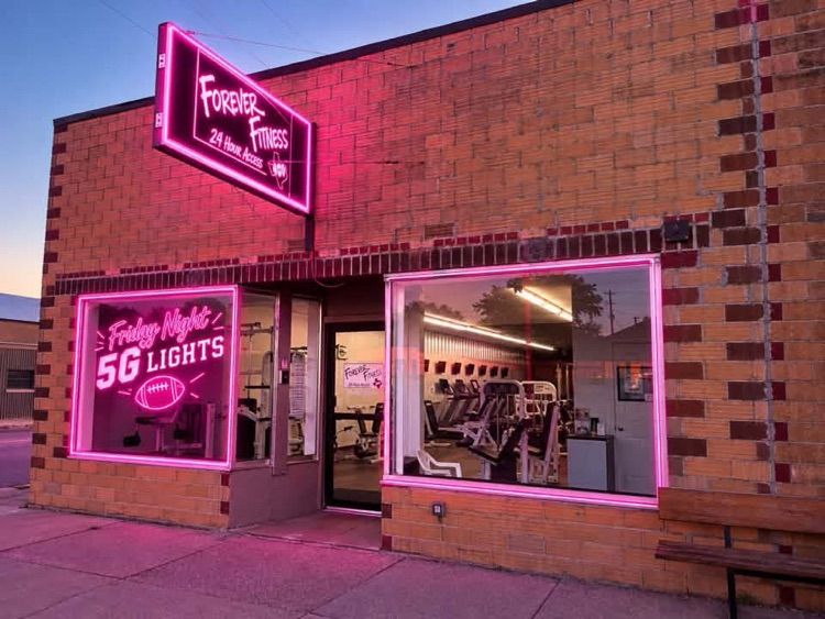 Lennox is painting the town MAGENTA! Our community is showing up BIG for T-Mobile’s Friday Night 5G Lights! Let’s keep the momentum going!  @TMobile #FN5GL #Entry #PaintTheTownMagenta #LennoxOrioles #LennoxPride