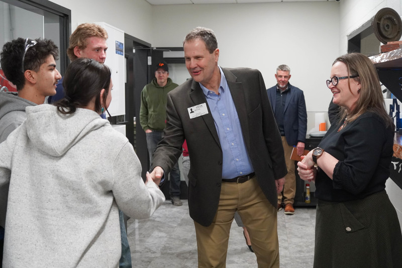 Rep. Jeff Crank meets with students at CIC.