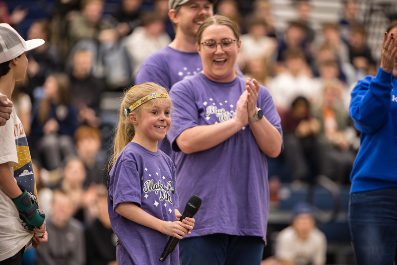 Brooks holding a michrophone while the crowd cheers