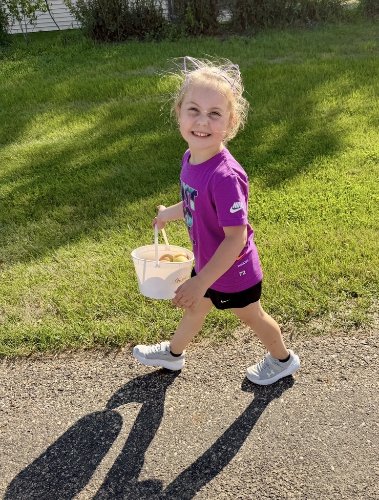 Preschool picking apples