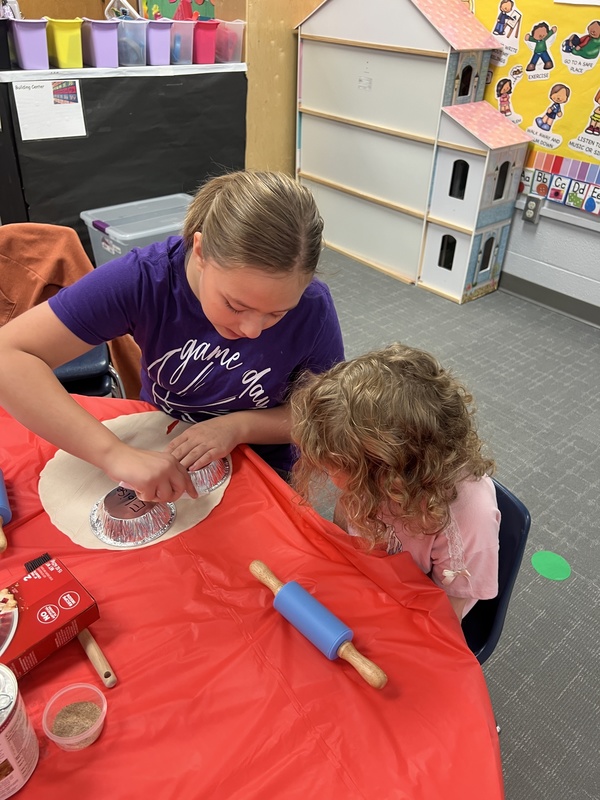 preschoolers with buddies making pies