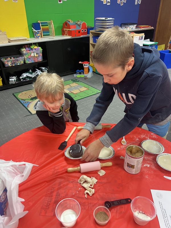 preschoolers with buddies making pies