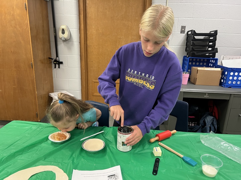preschoolers with buddies making pies