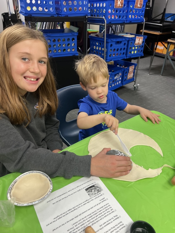 preschoolers with buddies making pies