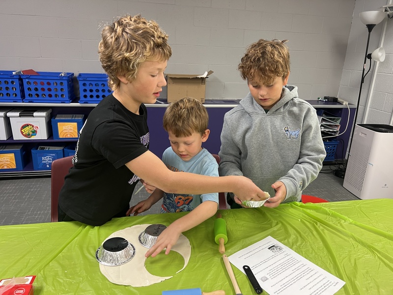 preschoolers with buddies making pies