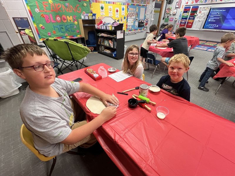 preschoolers with buddies making pies