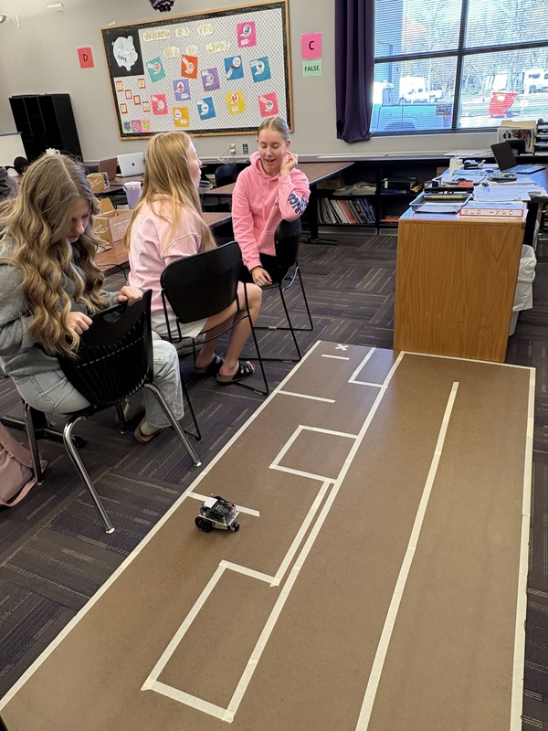 Students testing their cyber:bot in a maze.