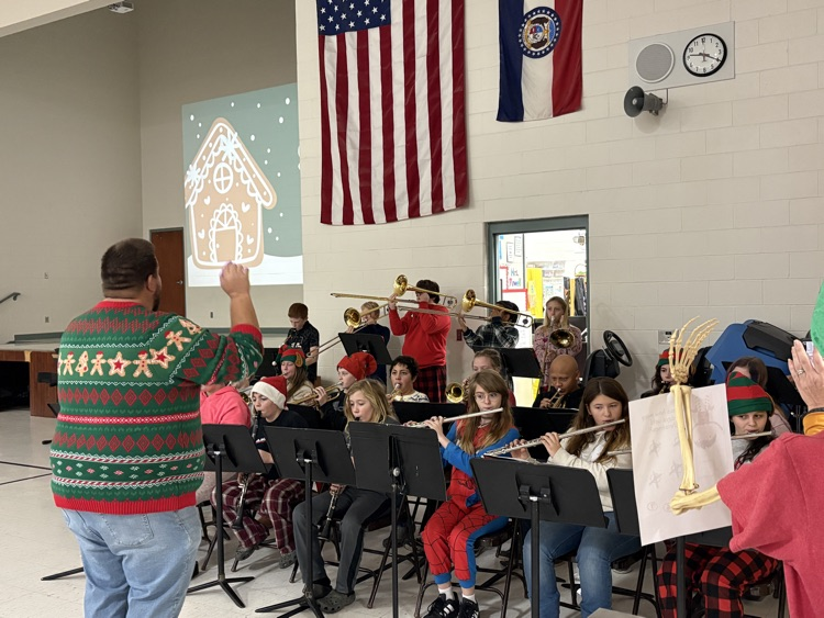 6th grade bad performing at HES singalong