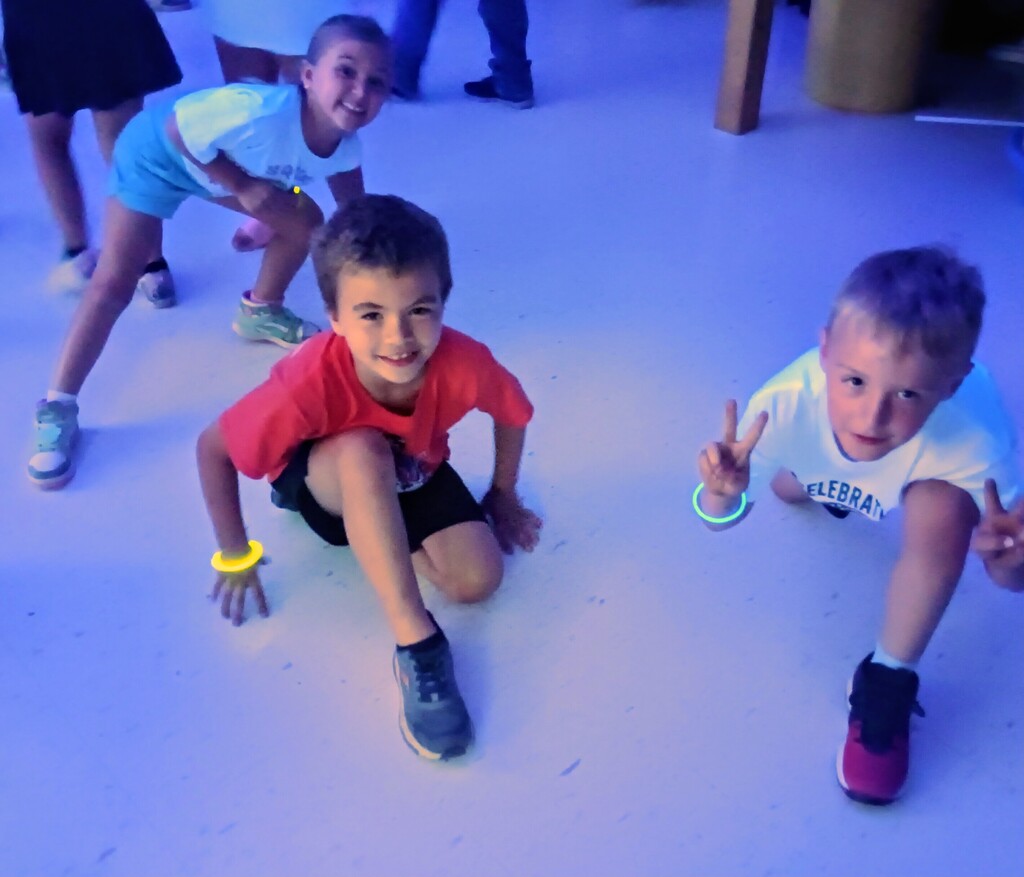 Break dancing kids