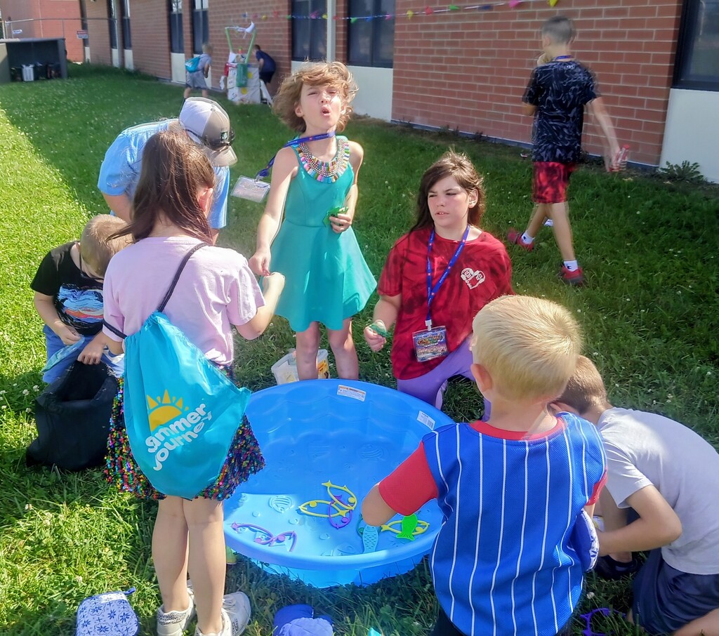 Hand fishing game