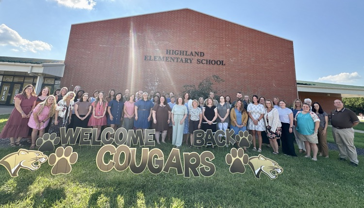 HES back to school picture of staff in front of the building 