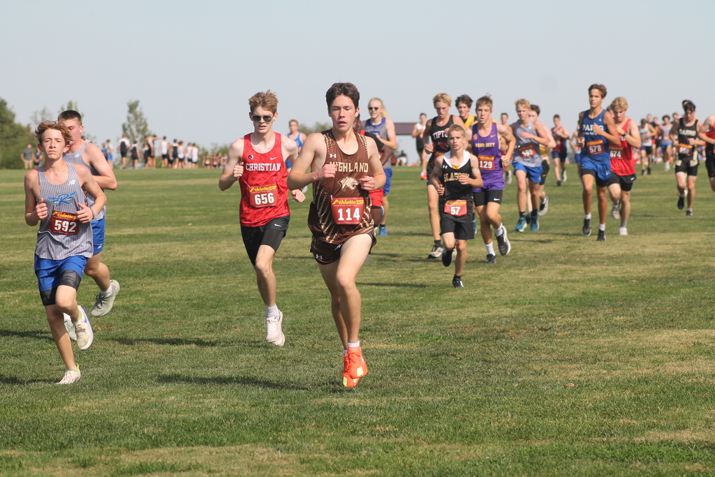 Evan Frieden (the Cougars 6th man on the day) advancing through a pack of runners at Gans Creek.