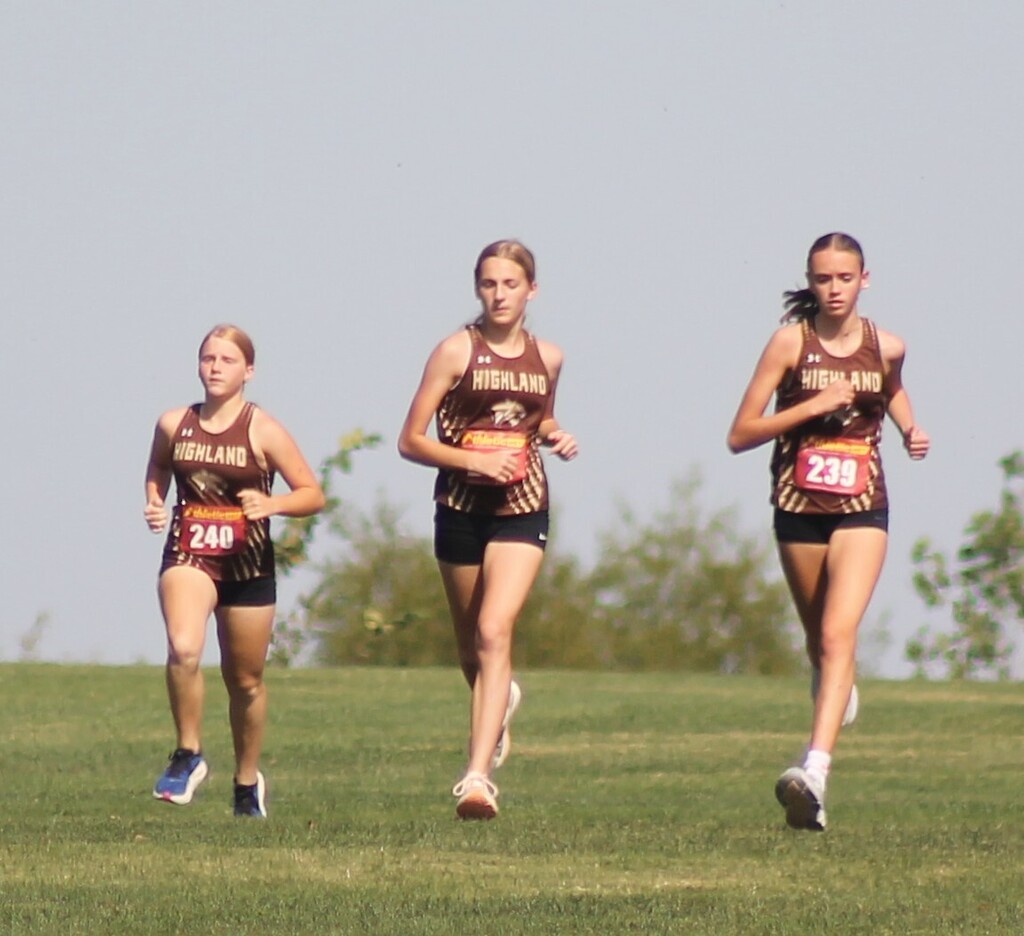From left to right: Leah Caudill, Natalie Wilson and Jordyn Bringer at the start of the Gans Creek race.