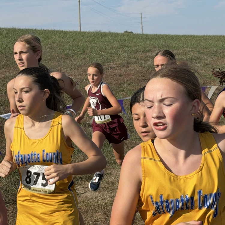 Natalie Wilson passing several runners and getting a great position at the start of the race.