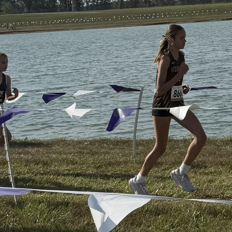 Jordyn Bringer pulling ahead of a pack of runners.