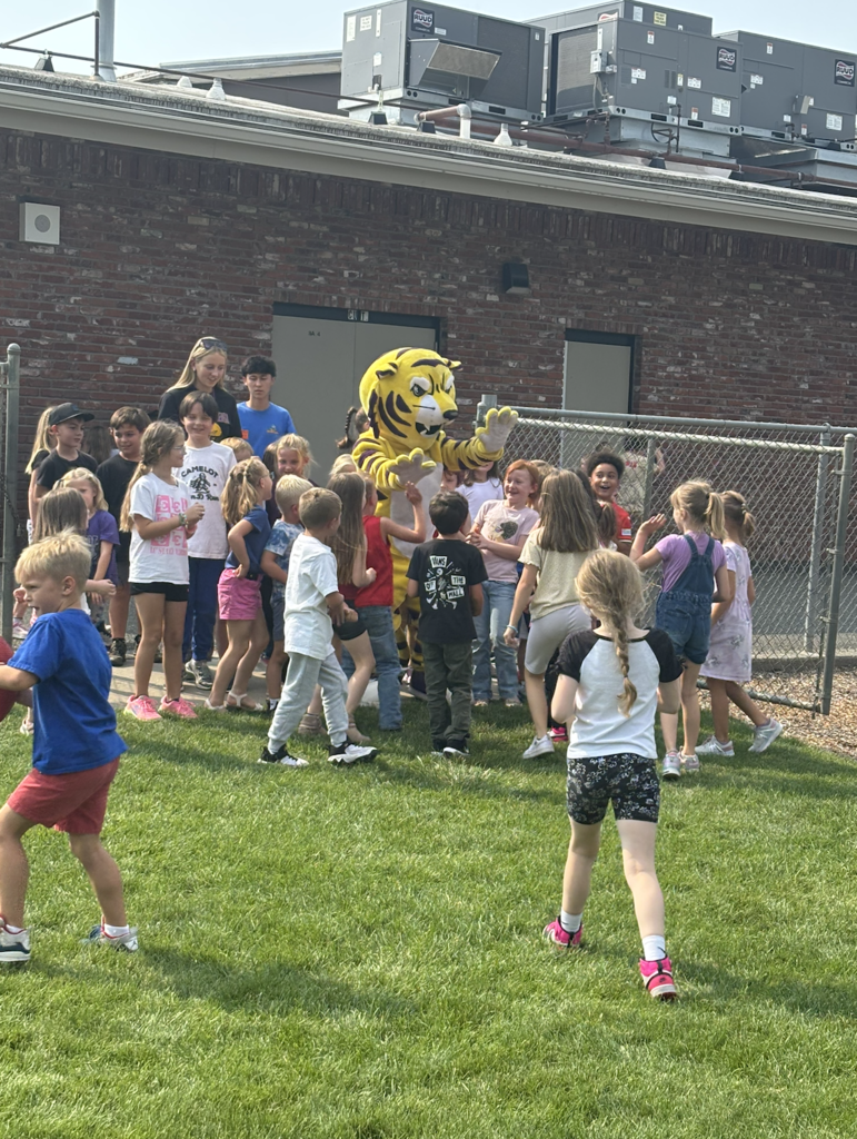students with Bengal mascot