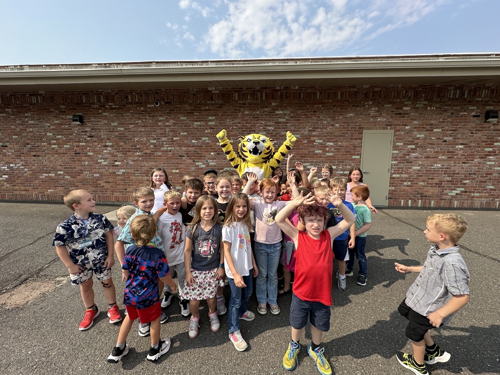 students with Bengal mascot