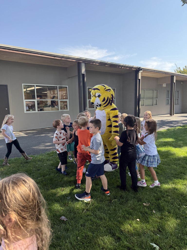 kids meeting the bengal mascot
