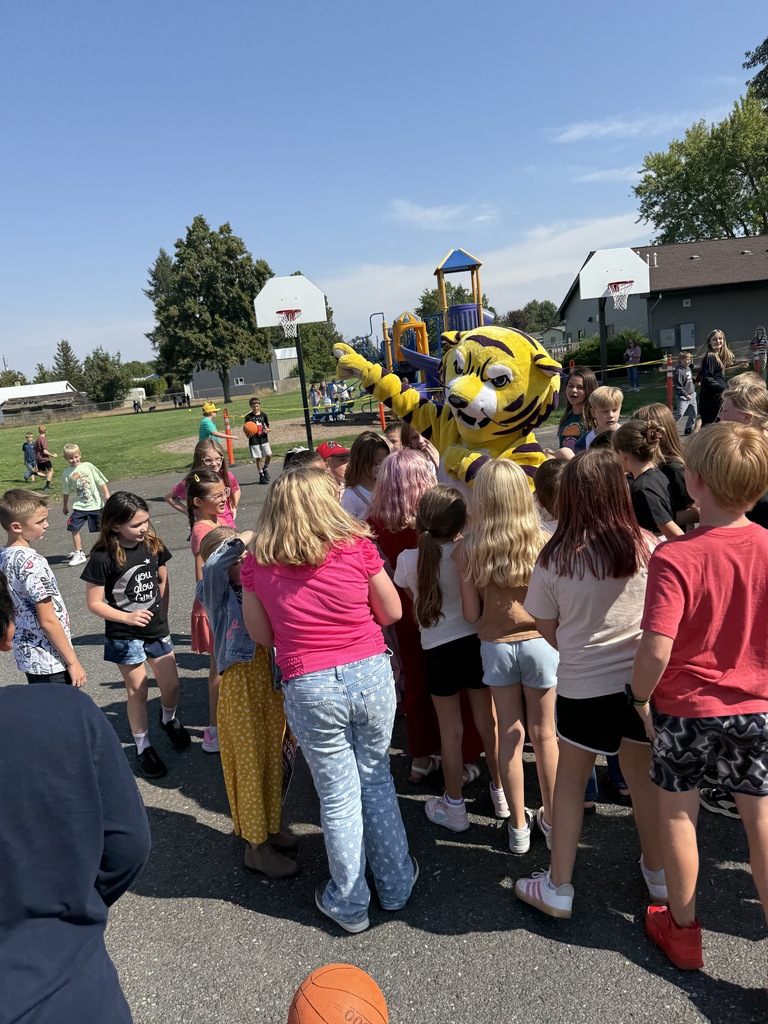 kids meeting the bengal mascot