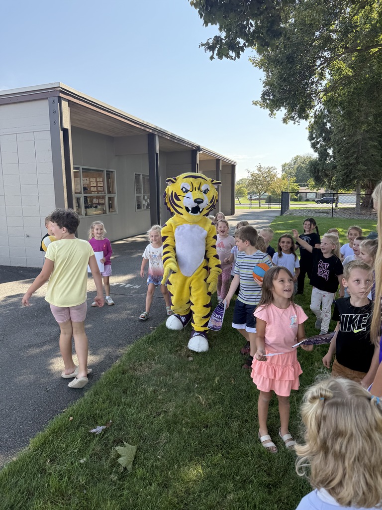 kids meeting the bengal mascot