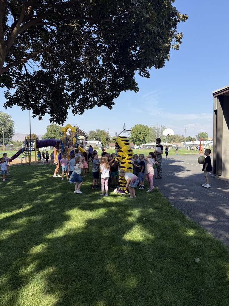 kids meeting the bengal mascot