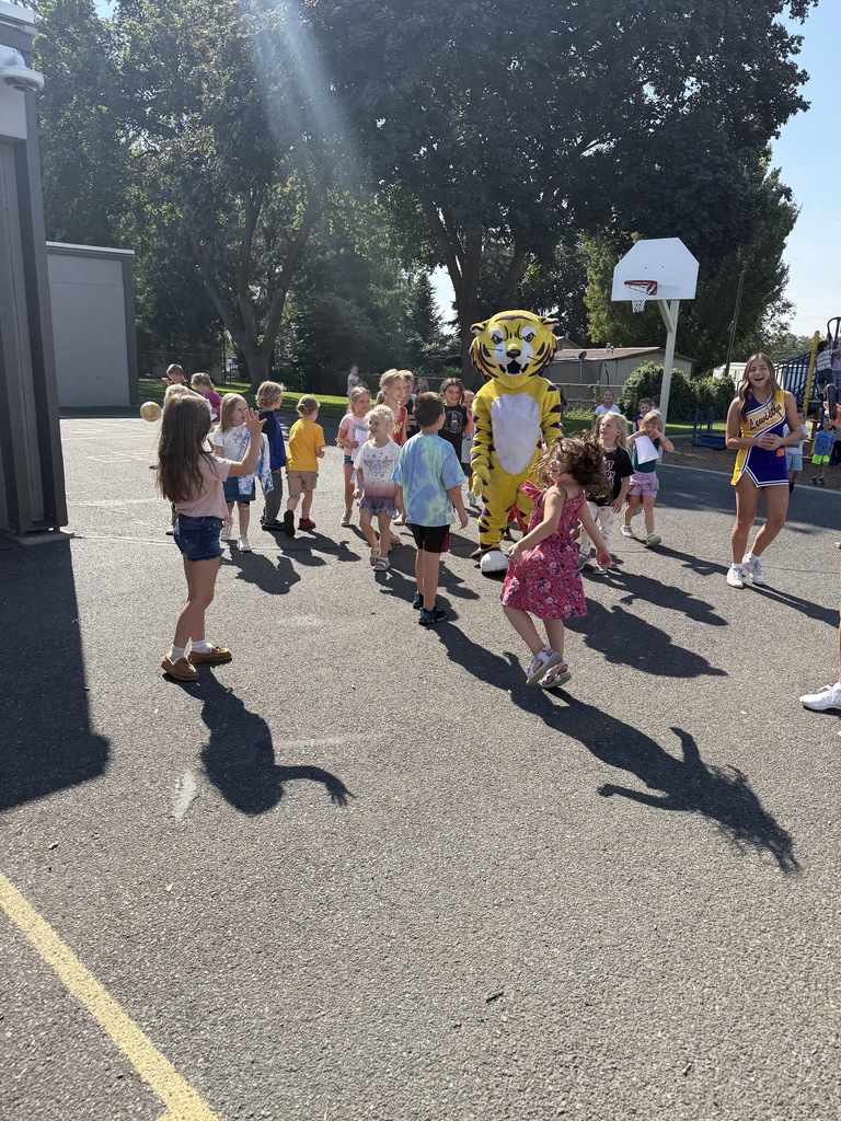 kids meeting the bengal mascot