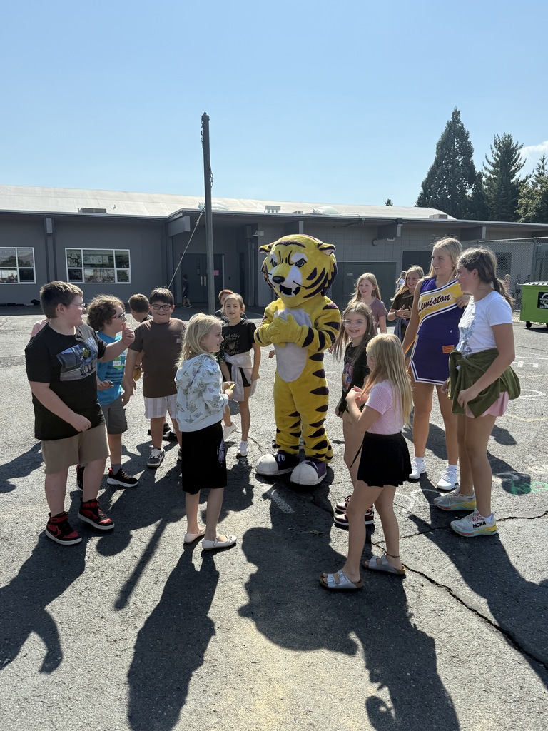 kids meeting the bengal mascot